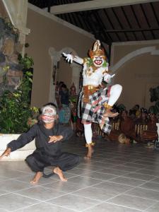 Quelques personnes dansant dans un spectacle dans l'établissement Baliku Dive Resort, à Amed
