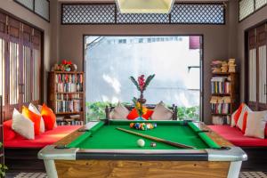 Ein Billardtisch in der Unterkunft J4 Samui Hotel - SHA Plus