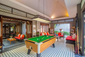 Ein Billardtisch in der Unterkunft J4 Samui Hotel - SHA Plus