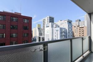 札幌市にあるmomo premium 804の市街の景色を望むバルコニー