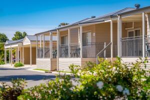 a row of modular homes at a resort at Highway 1 Holiday & Lifestyle Park in Bolivar