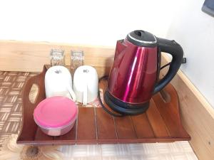 Příslušenství pro přípravu čaje a kávy v ubytování Dhanudi Homestay
