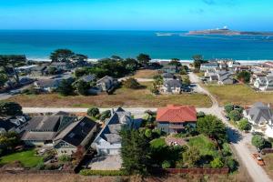 een luchtzicht op een buurt met huizen en de oceaan bij Miramar Beach Home Walk to Beach Trails Restaurants Family Activities in Half Moon Bay