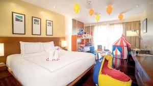 
Кровать или кровати в номере Swissotel Hotel Phuket Patong Beach
