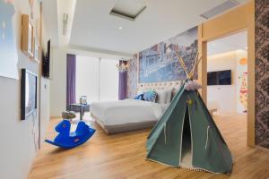 una camera con letto e tenda per i giochi di FX Hotel Tainan a Tainan