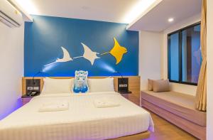 une chambre avec un lit et un mur bleu dans l'établissement Anda Sea Tales Resort-SHA Plus, à Ao Nang Beach 37 autres photos