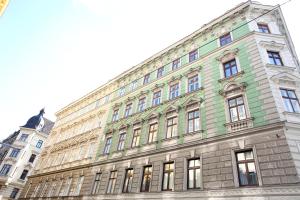 un grande edificio con finestre sul lato di Mozart Apartments - Rögergasse a Vienna