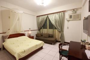una camera con letto e divano di Lily House a Ji'an