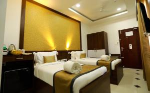 Un pat sau paturi într-o cameră la Hotel Emperor