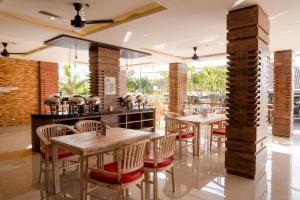 En restaurant eller et andet spisested på Canggu Dream Village Hotel and Suites