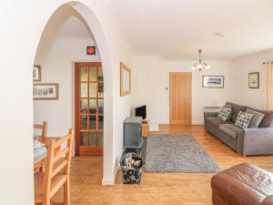 a living room with an archway and a couch at Trem Y Garn in Pwllheli