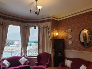 Posezení v ubytování West End Hotel