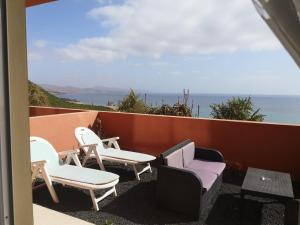 コスタ・カルマにあるSun and Ocean, free wifiの海の景色を望むバルコニー(椅子付)