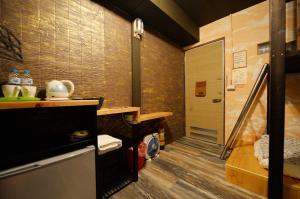 馬公市的住宿－傻風旅店，一间设有楼梯的房间和一间带门的房间
