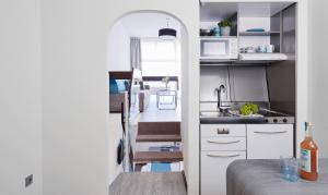 Kuchyň nebo kuchyňský kout v ubytování Living Hotel am Olympiapark