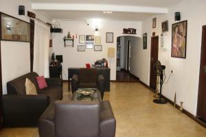 ein Wohnzimmer mit Sofas und einem Tisch in der Unterkunft Thal Sewana Home Stay in Sigiriya