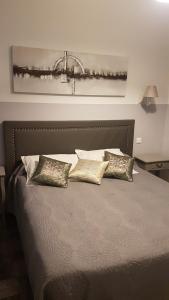 Una cama con dos almohadas encima. en Hostellerie de la Crémaillère, en Carnoux