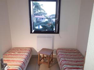 een kamer met 2 bedden en een raam bij VVF Résidence Anglet in Anglet