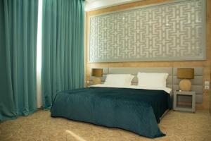 
Кровать или кровати в номере AZPETROL HOTEL KURDEMIR
