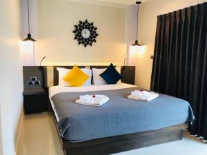 1 dormitorio con 1 cama con 2 toallas en Ingnam Pool Villa en Krabi