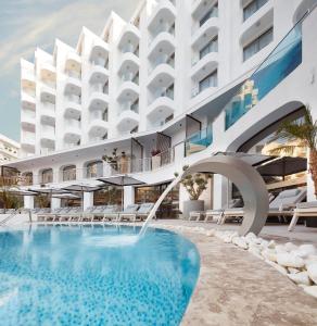 Bazén v ubytování Lalila Blue Suites nebo v jeho okolí