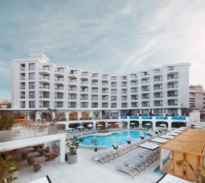 Bazén v ubytování Lalila Blue Suites nebo v jeho okolí
