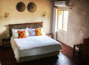 En eller flere senger på et rom på AmaZulu Lodge