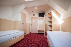 Habitación de hotel con 2 camas y armario en Hotel Pivovar en Praga