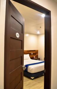 Postel nebo postele na pokoji v ubytování Hotel Lourdes