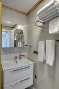 A bathroom at Emirganlı Suites