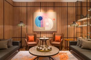 ジャカルタにあるSwissôtel Jakarta PIK Avenueのソファ、椅子、テーブルのあるロビー +67枚の写真