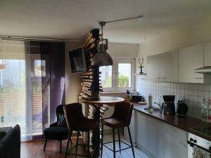 - une cuisine avec une table et des chaises dans l'établissement Black & Wood Design FeWo im Zentrum, à Cottbus