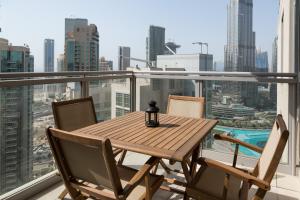 Фотография из галереи HiGuests - Charming Apt with Terrace Facing Burj Khalifa в Дубае