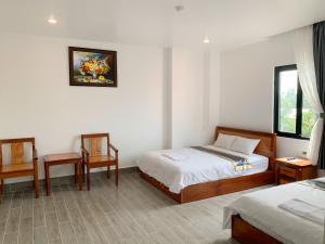 En eller flere senge i et værelse på Hotel Thiện Nhiên