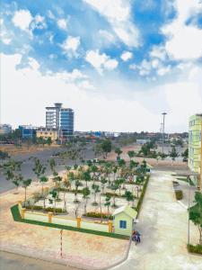Blick auf einen Park mit Palmen und Gebäuden in der Unterkunft Hotel Thiện Nhiên in Hồng Ngự