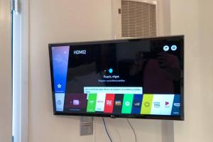 Μια τηλεόραση ή/και κέντρο ψυχαγωγίας στο Cozy Studio Near the Beach