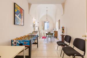 a room with a table and chairs and a kitchen at Dimora Maria Luisa by BarbarHouse in Merine