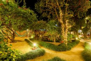 Vrt pred nastanitvijo Gaurishankar Backpackers hostel