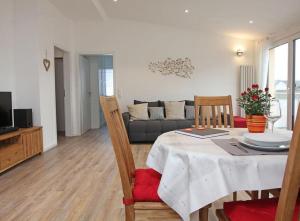 ein Wohnzimmer mit einem Tisch und einem Sofa in der Unterkunft Feriendomizil Bergamini in Bischoffingen