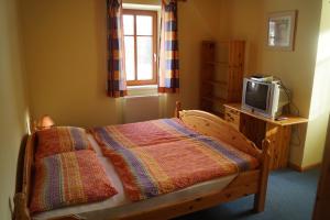 una camera con letto e TV su un tavolo di Gasthof Bad Edling a Trofaiach
