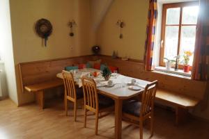 uma sala de jantar com uma mesa e cadeiras e uma janela em Gasthof Bad Edling em Trofaiach