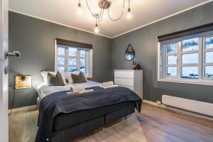 - une chambre avec un grand lit dans l'établissement Lofoten Apartments, à Kabelvåg