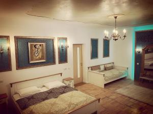 una camera con un letto e un divano di Harteneck Apartments a Sibiu