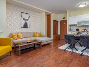un soggiorno con divano e tavolo di Alpe Adria Apartments - Top 1 by S4Y a Faak am See