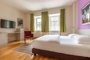マリアーンスケー・ラーズニェにあるBoutique Hotel SwissHouseのベッドルーム(大きな白いベッド1台、椅子付)