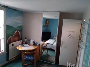 une chambre avec un bureau et une chambre avec un lit dans l'établissement Chambres d'hôtes du Port aux Cerises, à Vigneux-sur-Seine