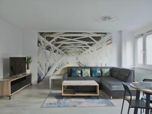 un soggiorno con divano e TV di Amik apartament-Night View a Breslavia