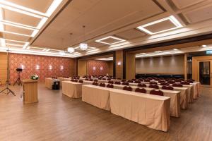 einen Konferenzraum mit Tischen und Stühlen in der Unterkunft Fish Hotel Taitung in Taitung