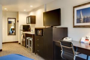 A kitchen or kitchenette at Holiday Inn Express Bellingham, an IHG Hotel