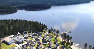 z góry widok na dom na brzegu jeziora w obiekcie Lipno - Lakeside Village - Větrník w mieście Frymburk